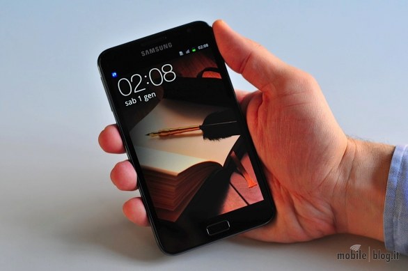 Smartphone più grandi ma meno comodi, la nuova tendenza dei produttori